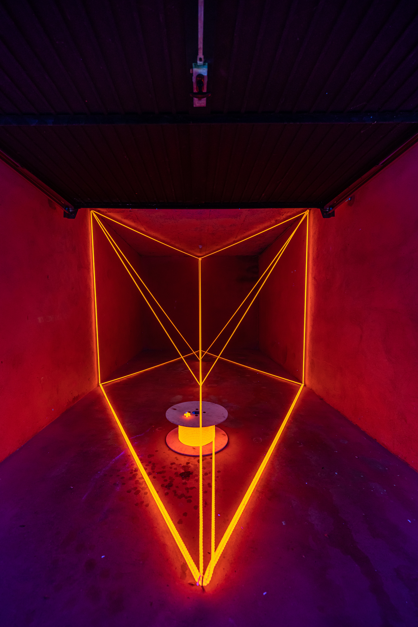 Alex Dorici – Rope 79 meters Light, 2021, Installation, fluoreszierendes Seil, UV-Lampen
